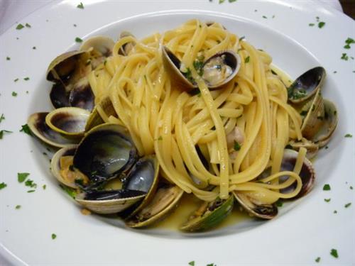 Gallery Image Linguine_and_Clams.JPG