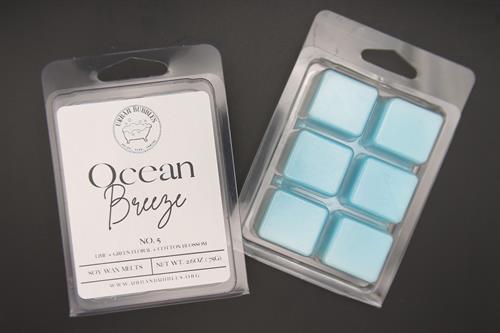 Breathe in the calm — Ocean Breeze blends lime, green florals, and cotton blossom for a crisp, airy scent that refreshes any space.