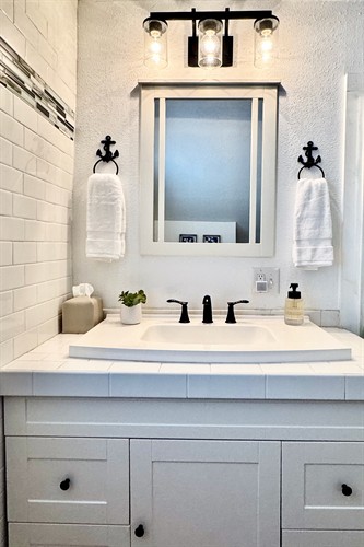 Two full bathrooms help make mornings easier for couples, friends and small families. (Bathroom 1)
