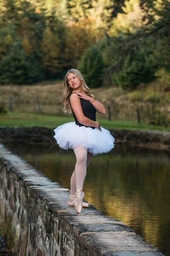 Gallery Image Autumn_Hollifield_Creative-Ella_Kate_1.jpg