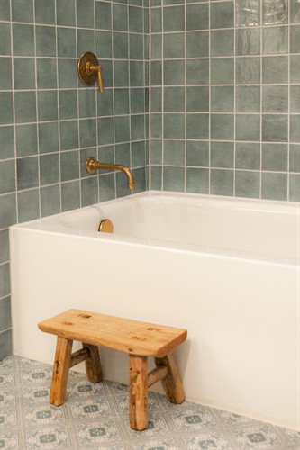 Newly renovated en-suite bathrooms in each room