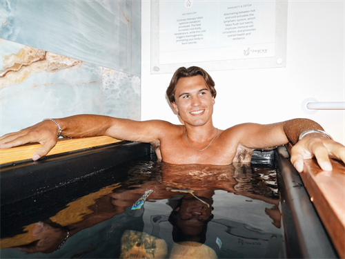 Gallery Image Cold_Plunge_photo_guy.png