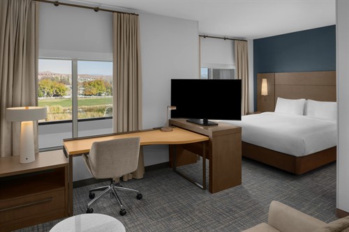 Gallery Image RI_SGUWR_Suite-05.jpg