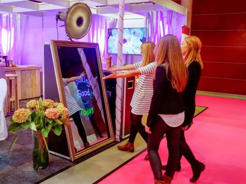 Gallery Image mirror-me-booth-foto-master-048.jpg Gallery Image mirror-me-booth-foto-master-048.jpg