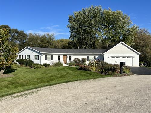Now available 3 bedroom ranch in Libertyville on 1 acre