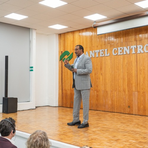 Donzel A. Leggett speaking at CONALEP students in Mexico City