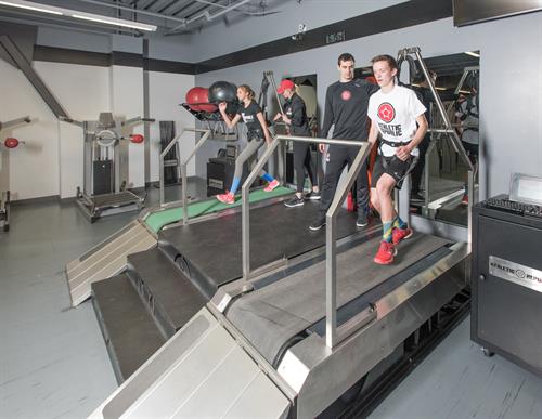 AR - Fit training Teenagers backpedalling on super treadmills AR - Fit training Teenagers backpedalling on super treadmills
