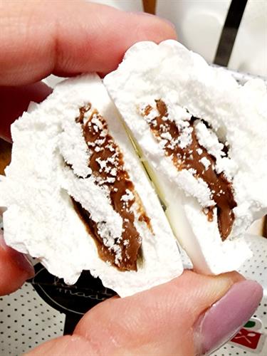 Merengues filled with nutella
