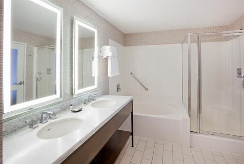 Gallery Image Sheraton_Woodbury-Suite_Bathroom-low_res.jpg