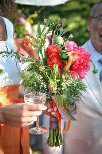 Gallery Image bouquet_and_champagne.jpg