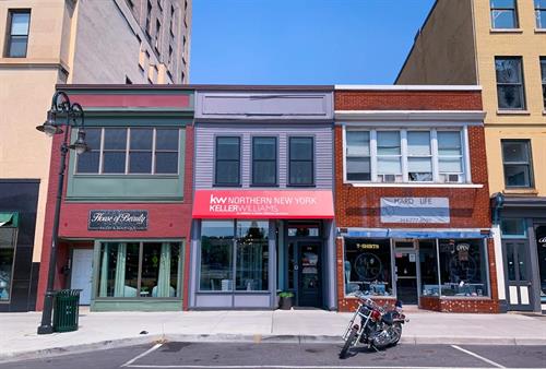 Gallery Image wide_storefront.jpg
