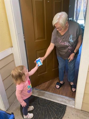 Gallery Image Meals_on_Wheels_volunteer_and_client.jpg