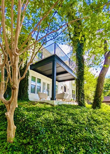 Balcony with aluminum decking