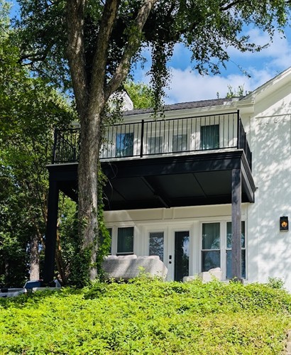 Balcony with aluminum decking