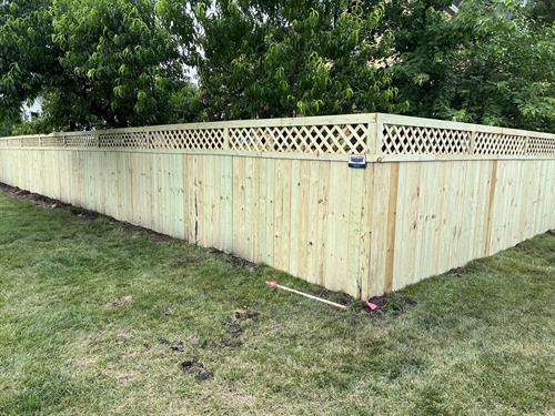 Gallery Image 6'_treated_privacy_fence_with_lattice_and_postmaster_posts_1.jpg Gallery Image 6'_treated_privacy_fence_with_lattice_and_postmaster_posts_1.jpg