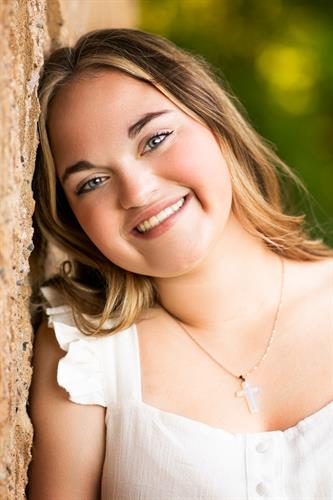 Gallery Image Alyvia_Senior_Session-376-Edit.jpg