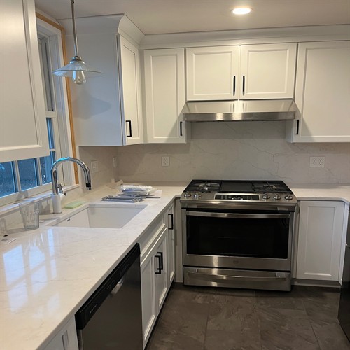 Gallery Image kitchen-remodel-white-shaker-cabinets-quartz-marble-backsplash-newburyport-ma.jpg