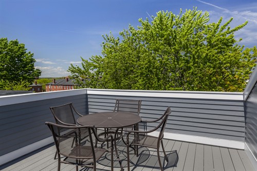 Gallery Image 208_patio.jpg