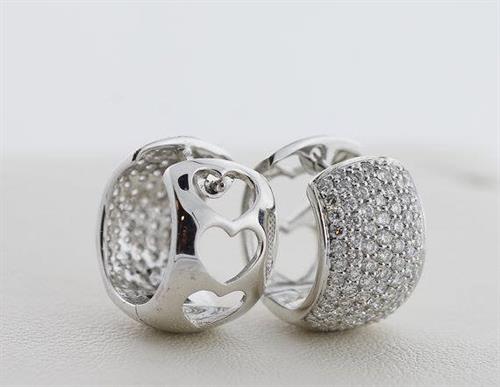 These comfortable hinged hoops snuggle right up to your ear to add lots of sparkle with 1.22 carats of pave set diamonds! The earrings are made of 18 karat white gold and even have sweet heart cut-out detail on the back side.