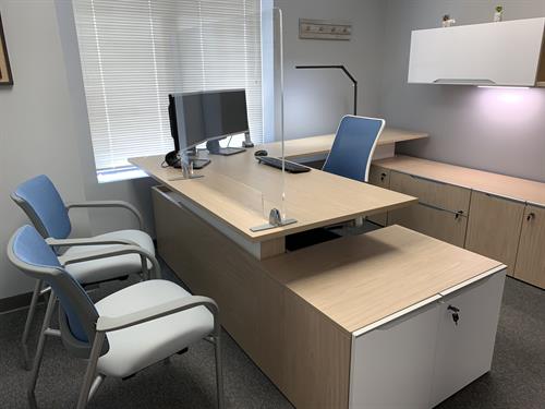 Management L Shaped Height Adjust Office Desk with Plexiglass Shield