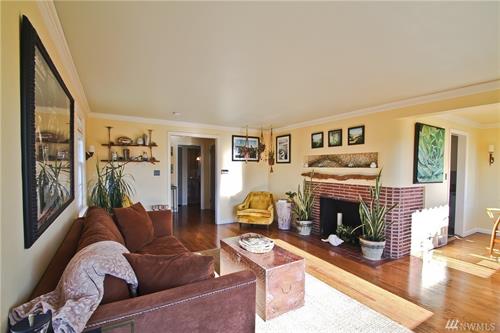 Staging & Photography - Main Living Room @ Magnolia (Owner/Agent Decor) Staging & Photography - Main Living Room @ Magnolia (Owner/Agent Decor)