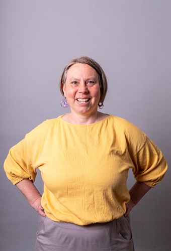Gallery Image tamara-in-yellow-hands-on-hips-by-madison-kirkman.jpg