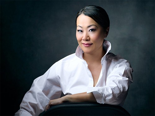 Gallery Image seattle-business-portrait-singer-1.jpg