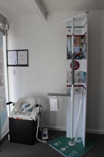 Elevating/Tilting power toilet seat and support pole/bar for fall prevention