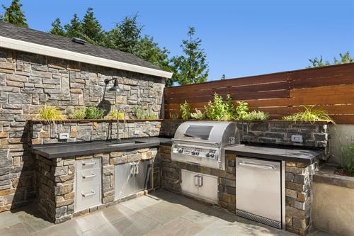 Gallery Image outdoor-kitchen-construction-and-outdoor-bbq-grills.jpg