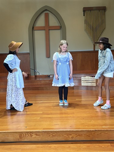 Gallery Image Wizard_of_Oz_Cast_Laughing.JPEG