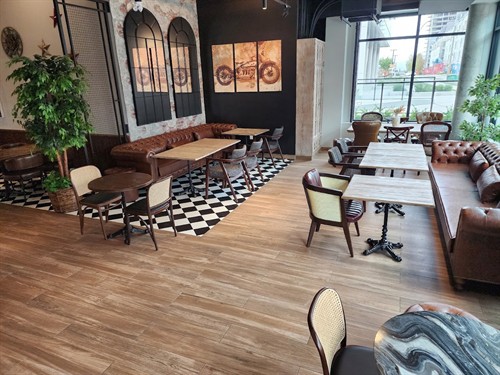 Comfortable Dining Space for Families, Friends & Groups