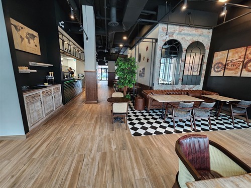 Pizza Garden Lounge – Warm & Welcoming Interior