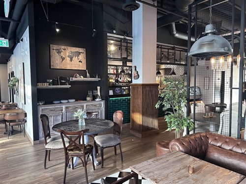 Relaxed Lounge & Dining Atmosphere