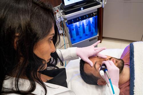 Farrah Aesthetician performing a Hydrafacial 