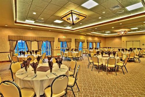 Enjoy events or meetings in our Eagle River room, featuring views of the Boise River, for up to 100 guests. 