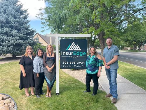 Gallery Image 3584-Great_group_photo_with_sign.jpg Gallery Image 3584-Great_group_photo_with_sign.jpg