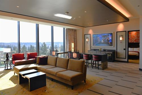 Huge Suite Rooms with views of Mount Rainer