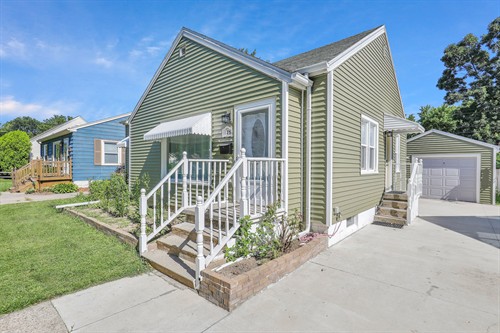 Gallery Image Transform-Your-Home-With-Modern-Siding-Installation-Lansing.jpg