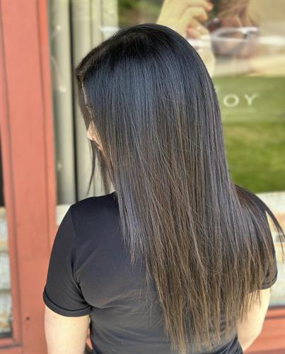 Added some much needed fullness to this nurses fine locks. Two rows of iba #invisiblebeadextensions gives her ultimate flexibility and blending. We used a blend of #kitsunehairextensions Hand-tied and #onebyibe Micro-weft to achieve a weightless fullness and comfortability. Stylist Lavon Broderick