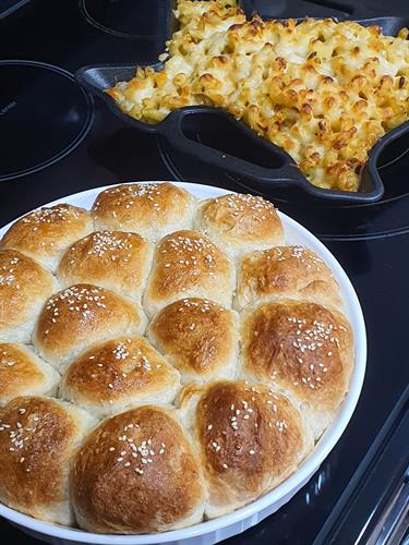 Texas Mac-n-Cheese w/ Dinner Rolls