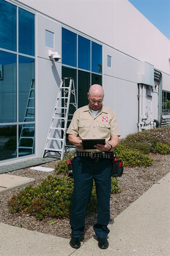 Gallery Image 26-0401-Technician-Install-Outside-1.jpg