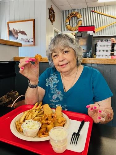 Resident enjoying a nice meal at Skippers for an outing!