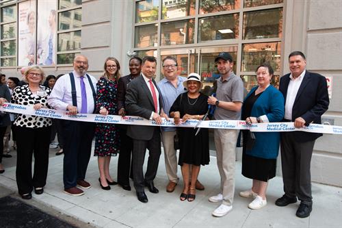 Jersey City Medical Center, celebrated the opening of a new satellite facility at Exchange Place. Local and state officials, including Jersey City Mayor Steve Fulop, joined the Medical Center in the ribbon-cutting ceremony marking the new medical facility’s official opening.