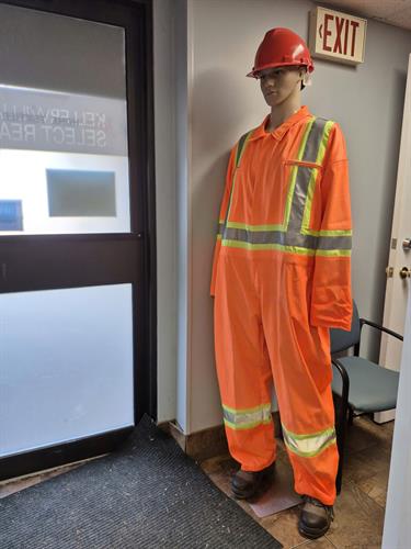 Gallery Image Photo_10_Shop_manequin_at_the_building_entrance.jpg