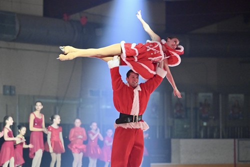 Professional Performers Justin Hergett and Sydney Kosiak