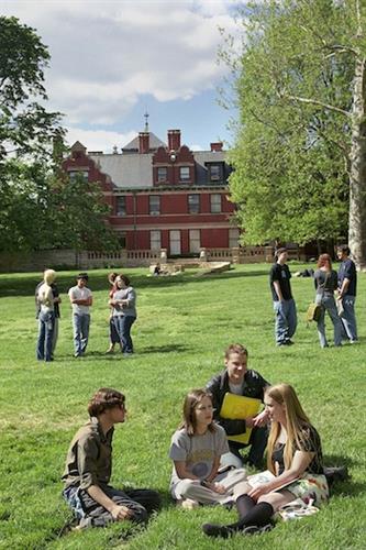 Gallery Image 2004Spring_CAMPUS_studentsonthequad.jpg