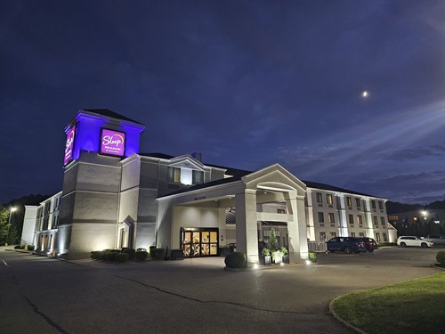Gallery Image NIght_picture_of_front_drive_Sleep_Inn_Aug_2024.jpg