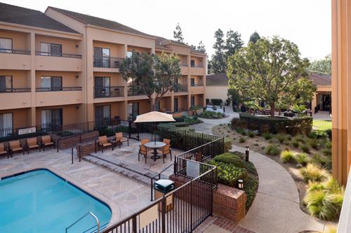 Take in tranquil views of our hotel's courtyard and outdoor pool when you stay in one of our El Segundo hotel's high-floor guest rooms.