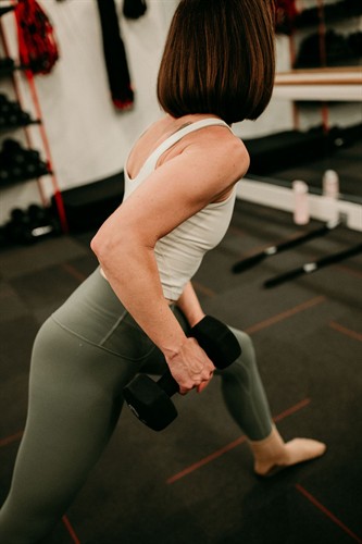 Pure Barre Define fuses concepts from our classic barre technique with weight-based strength training to develop muscular strength and power. In 50 minutes, you will experience the best of our Pure Barre technique fundamentals combined with additional dumbbell training in functional movements to enhance muscular definition and build confidence in your form.