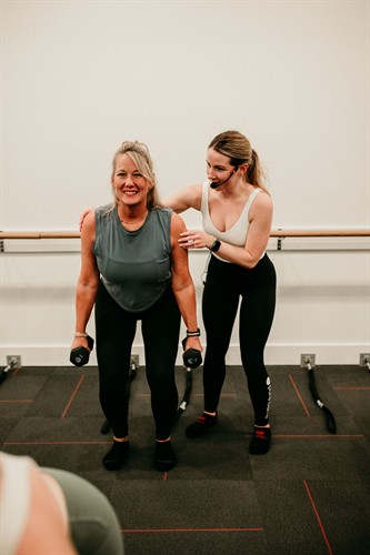 Pure Barre Define fuses concepts from our classic barre technique with weight-based strength training to develop muscular strength and power. In 50 minutes, you will experience the best of our Pure Barre technique fundamentals combined with additional dumbbell training in functional movements to enhance muscular definition and build confidence in your form.